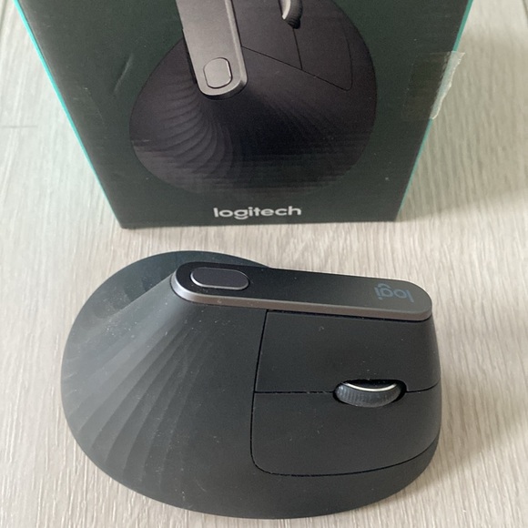 MX Vertical Mouse Logitech - Picture 2 of 3